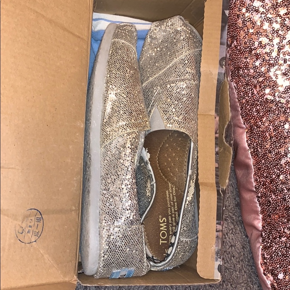SPARKLY SILVER TOMS